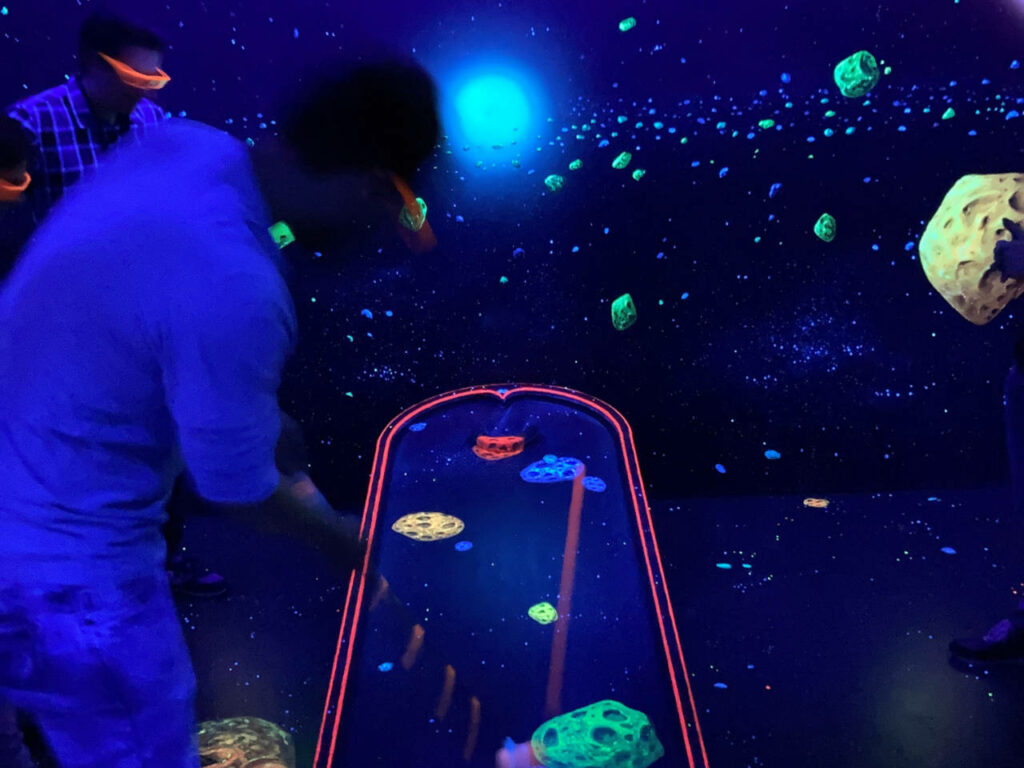 3D-Schwarzlicht-Minigolf | Schuss auf der Bahn